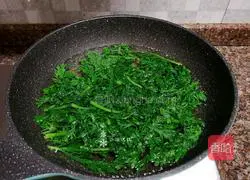 Illustration of how to make chrysanthemum scrambled eggs 6