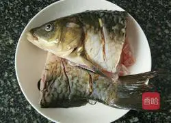 Illustration of how to make steamed crucian carp 1
