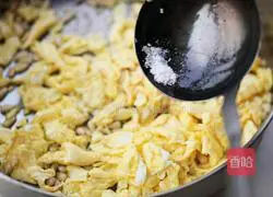 Illustration of how to make fried pine nuts with eggs 8