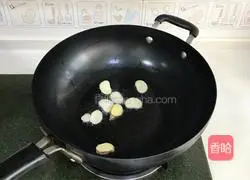 Illustration of how to make stir-fried river shrimp with leeks 4