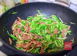 Illustration of how to stir-fry bacon with garlic sprouts 8