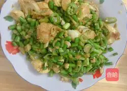 Illustration of how to make fried eggs with garlic moss 7