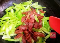 Illustration of how to make fried celery intestines 13