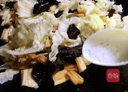 Illustration of how to stir-fry cabbage with fungus and yuba 11