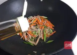 Illustration of how to stir-fry shredded pork with chives 6