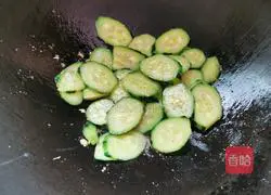 Illustration of how to make cucumber, ham and scrambled eggs 4