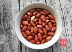 Illustration of how to make peanut stewed chicken feet 2