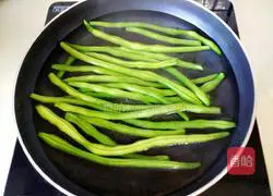 Illustration of how to make fried shredded pork with green beans 4