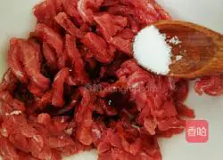 Illustration of how to make fried beef with chili pepper 4