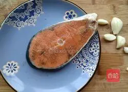 Illustration of how to make dry-fried salmon 3 