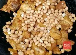 Illustration of how to stew pig's feet with lotus root and peanuts 10