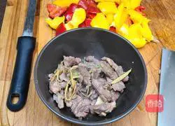Illustration of how to stir-fry mutton with colored pepper 5