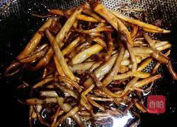 Illustration of how to make stir-fried old duck, tea tree mushrooms 3