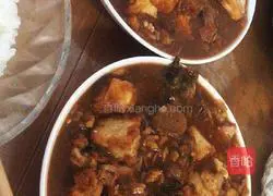 Illustration of how to stew crucian carp and tofu 5