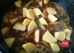 Illustration of how to make braised potato ribs 9