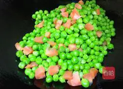 Illustration of how to make fried peas and sausage 8