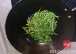 Illustration of how to make stir-fried green beans 5