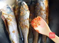 Illustration of how to make fried yellow croaker 4