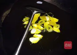 Illustration of how to make roasted chicken with lettuce 6