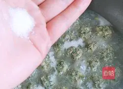 Illustration of how to make shepherd's purse and pork meatballs 10