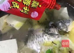 Illustration of how to cook crucian carp in pot with kelp and tofu 5