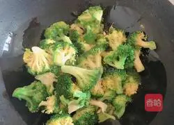 Illustration of how to make broccoli in oyster sauce 6