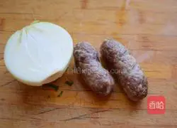 Illustration of how to make fried onions and sausages 1