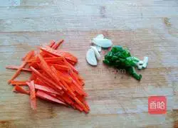 Illustration of how to make fried shredded pork with lotus root 4