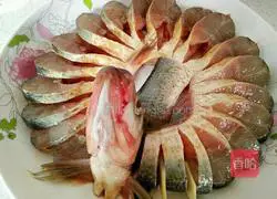 Illustrations of how to open a peacock's tail 6