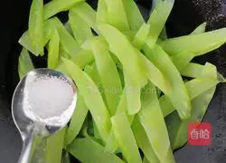 Fried lettuce Illustration of how to make eggs 9