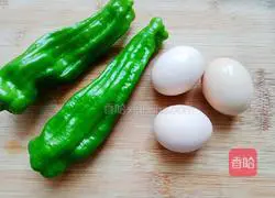 Illustration of how to make fried eggs with green pepper 1