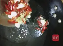 Illustration of how to stir-fry shredded pork with pickled pepper and broad bean rice 2