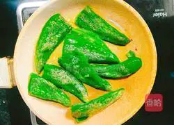 Illustration of how to make tiger skin pepper with lard residue 3