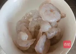 Illustration of how to make asparagus, shrimp and scrambled eggs 1