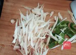 Illustration of how to make shredded king oyster mushrooms 1