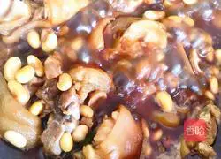Soybean braised pig's trotters recipe 6