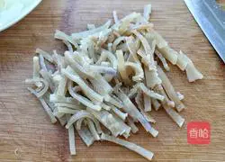 Illustration of how to stir-fry pork skin with onions and peppers 4