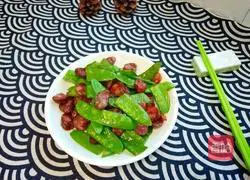 Illustration of how to make fried sausage with snow peas 7
