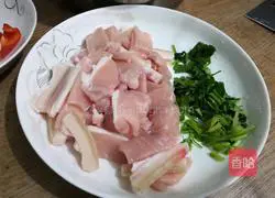 Illustration of how to make stir-fried cauliflower meat 2