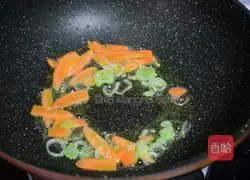 Illustration of how to stir-fry fungus with celery 5