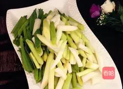 Illustration of how to stir-fry garlic leaves and dry them 1