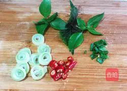 Illustration of how to make shrimp and mushroom egg rolls 13