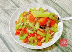 Illustration of how to make stir-fried beef with diced celery 19