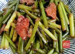 Quick and delicious recipe for stir-fried pork with garlic moss 7