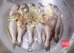 Illustration of how to make pan-fried small yellow croaker 5