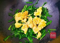 Illustration of how to make fried eggs with chives 10