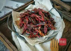 Illustration of how to make high-protein crispy fried grasshoppers 7