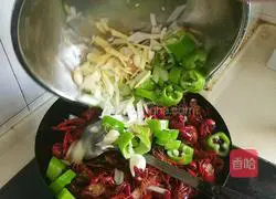 Illustration of how to make spicy crayfish 7