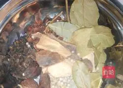 Illustration of how to make southern suckling pig knuckles 6