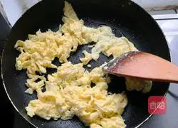 Illustration of how to make scrambled eggs with mushrooms 7